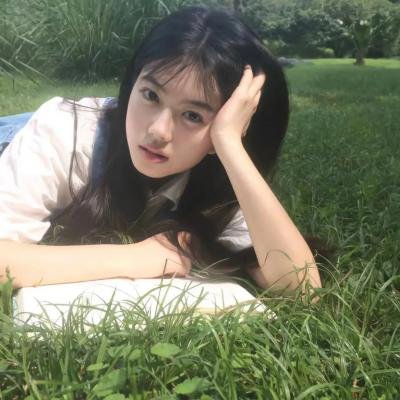 盛开的樱花林下